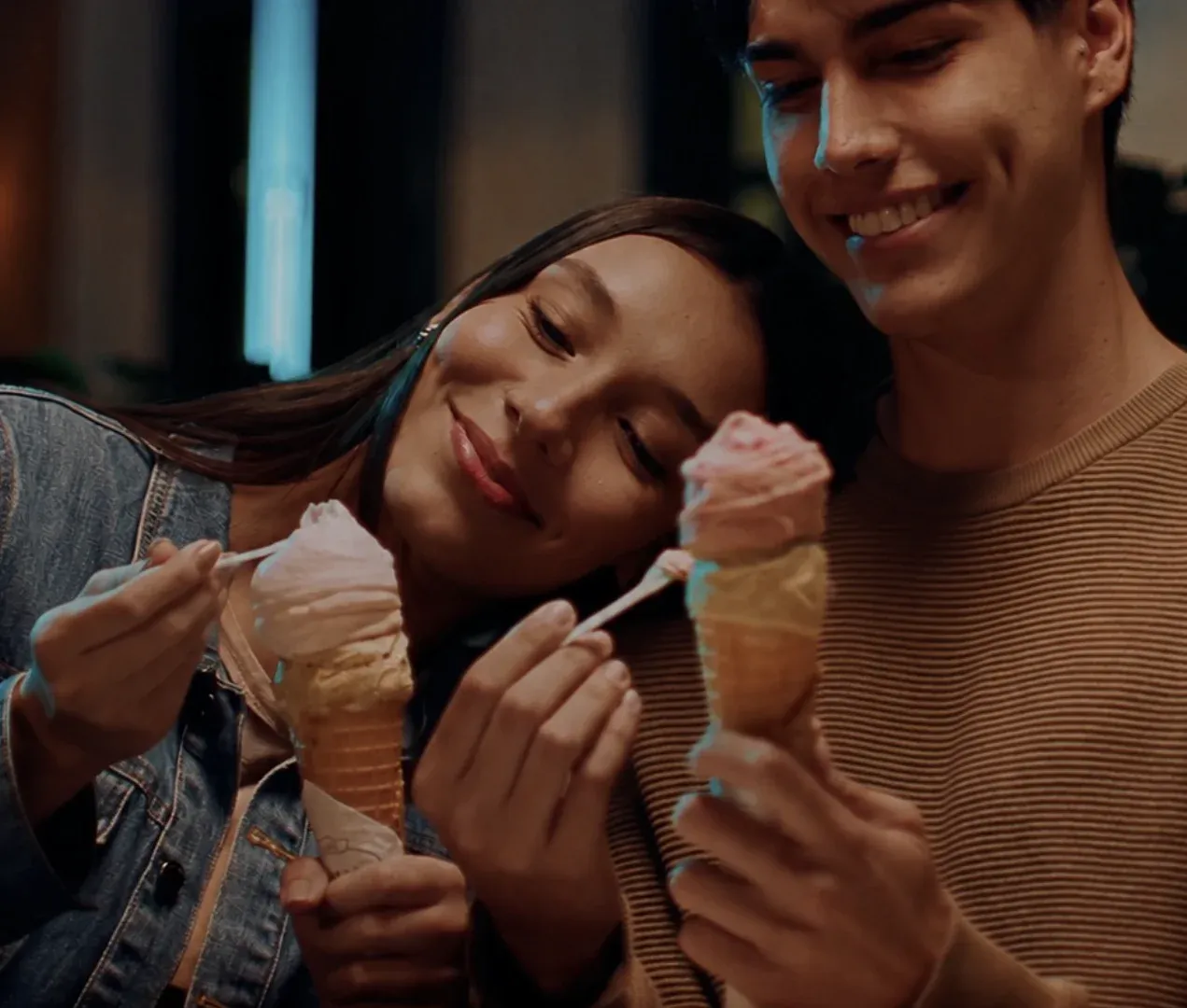 Casal segurando casquinhas de gelato